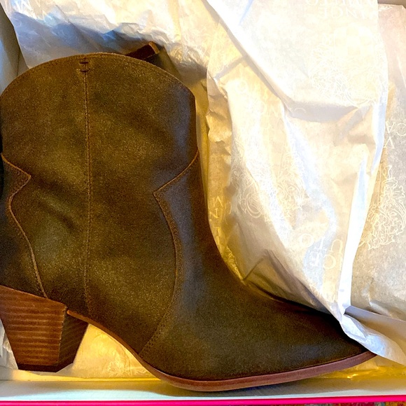 **BRAND NEW**Vince Camuto brown suede bootie size 9.5 - Picture 1 of 1